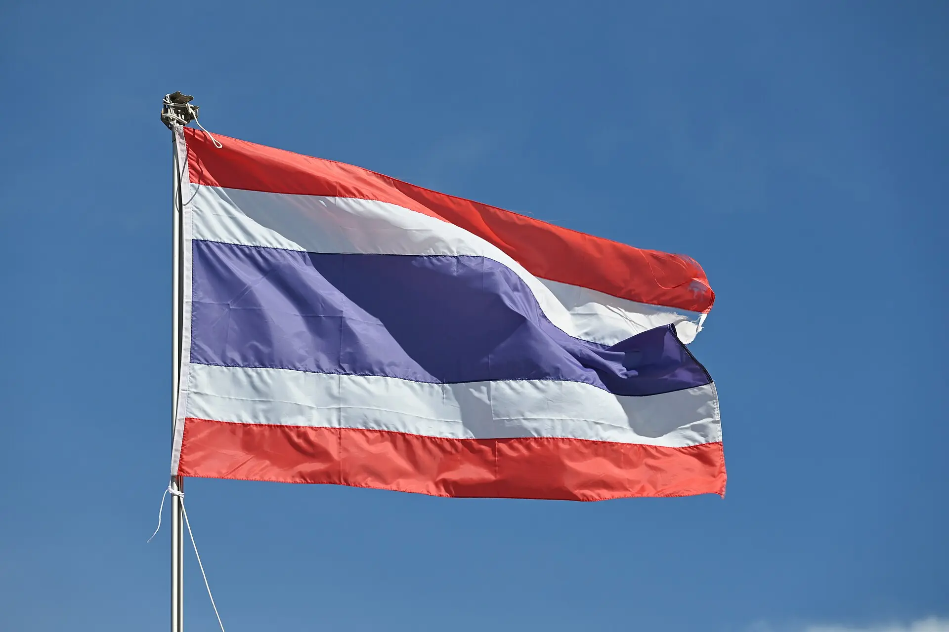 ธงชาติไทยโบกสะบัด